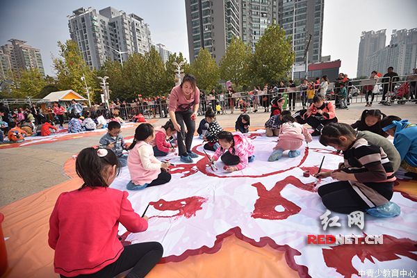 “童心绘祖国”衡阳百名孩子画笔放飞中国梦